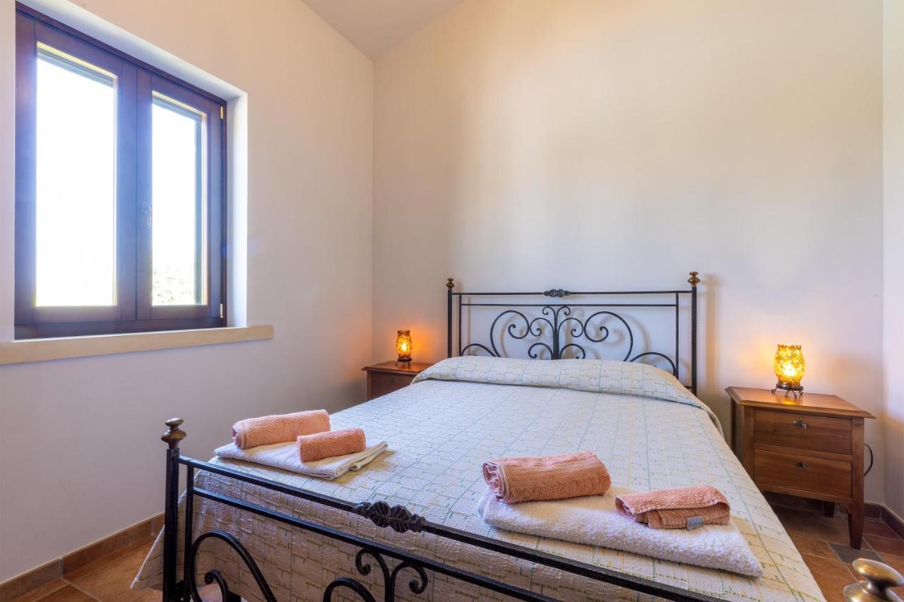 Casa Ulmi Con Piscina Bed and Breakfast Uggiano La Chiesa Exteriör bild