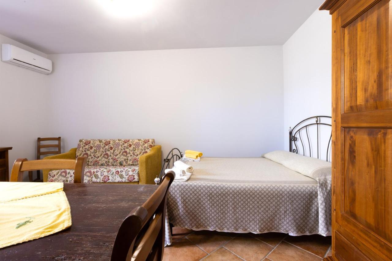 Casa Ulmi Con Piscina Bed and Breakfast Uggiano La Chiesa Exteriör bild