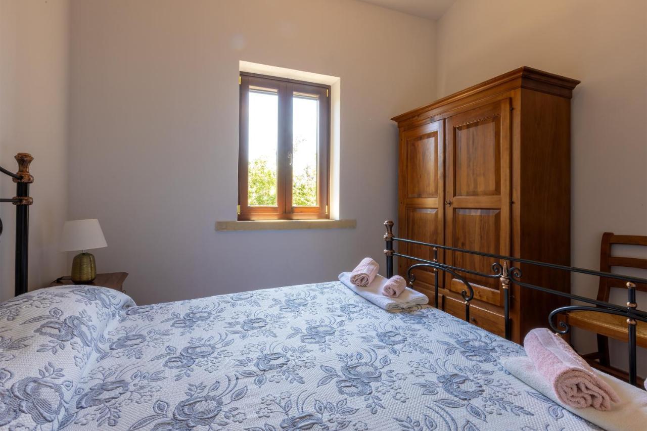Casa Ulmi Con Piscina Bed and Breakfast Uggiano La Chiesa Exteriör bild