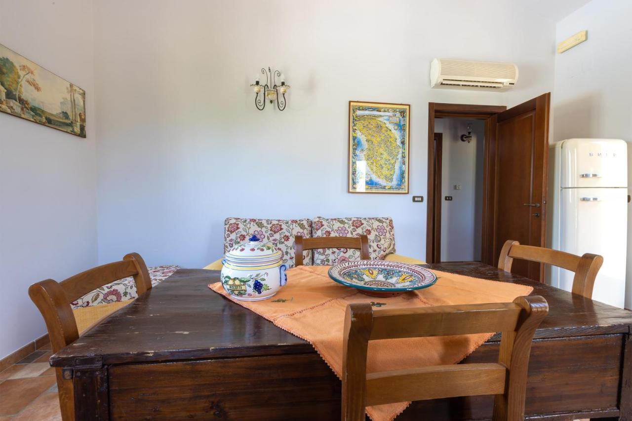 Casa Ulmi Con Piscina Bed and Breakfast Uggiano La Chiesa Exteriör bild