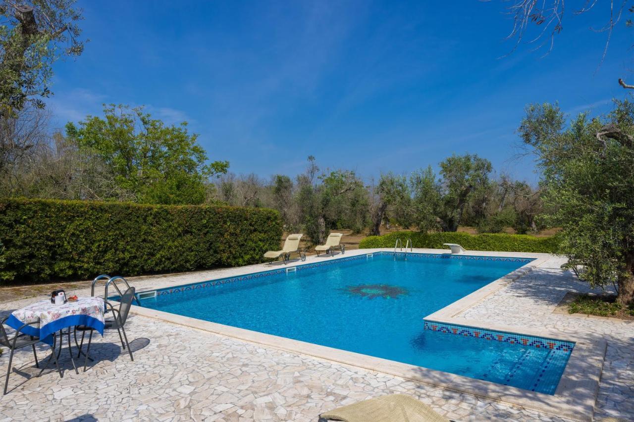 Casa Ulmi Con Piscina Bed and Breakfast Uggiano La Chiesa Exteriör bild
