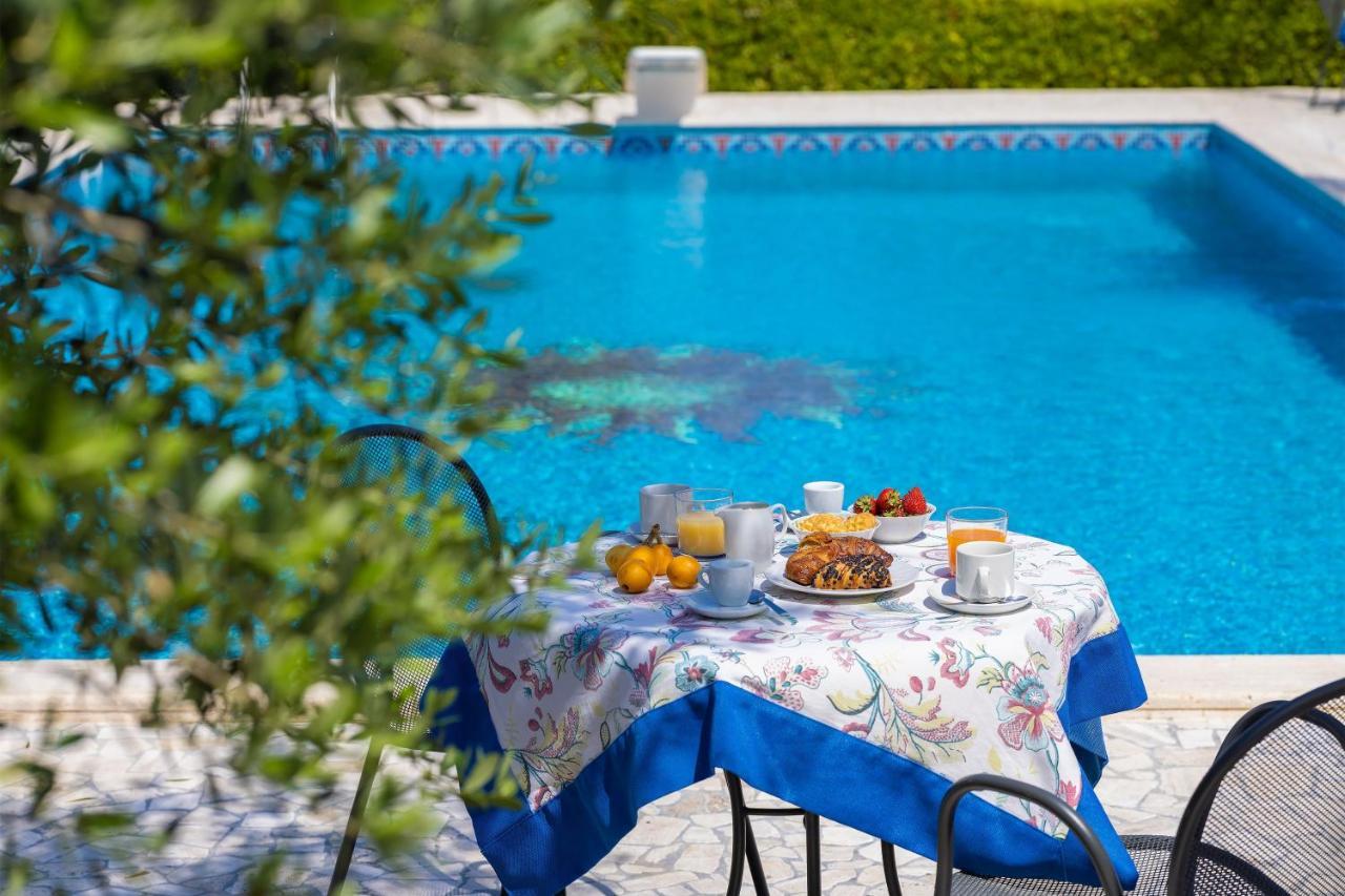 Casa Ulmi Con Piscina Bed and Breakfast Uggiano La Chiesa Exteriör bild