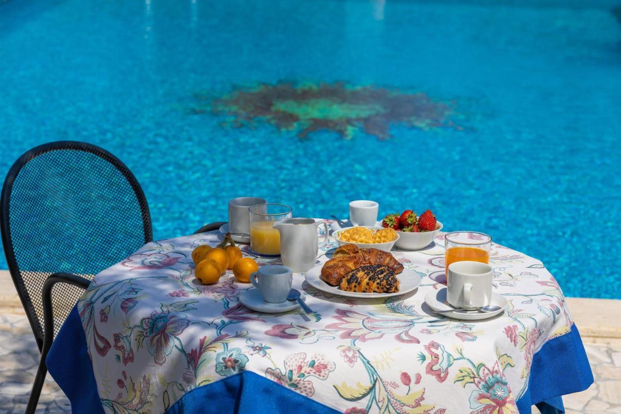 Casa Ulmi Con Piscina Bed and Breakfast Uggiano La Chiesa Exteriör bild